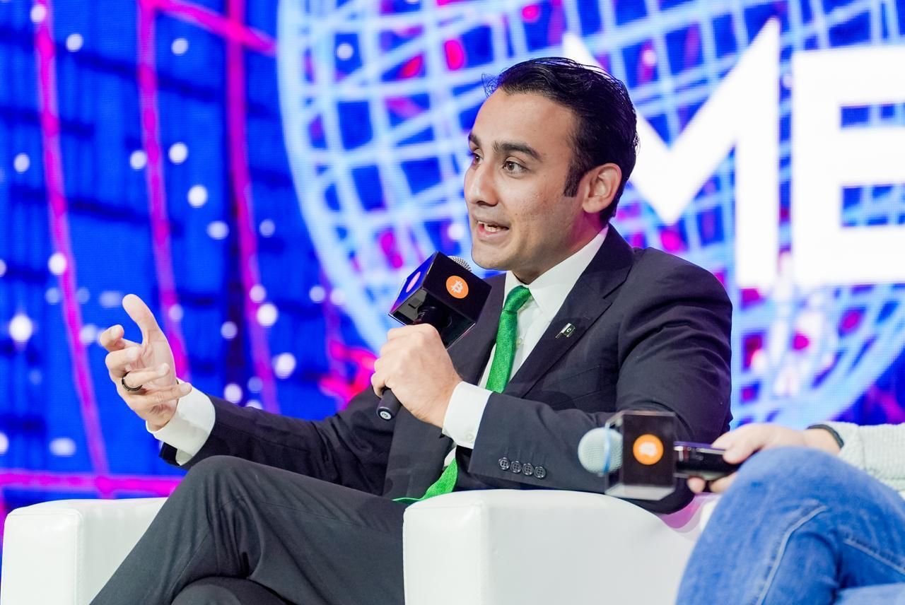 Bilal speaking on stage